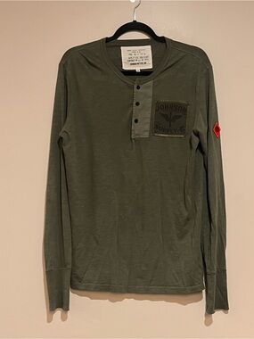Johnson Motors | Long sleeve Henley t-shirt patches Men’s size M army green